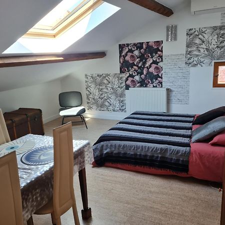 Espace Beleverte Bussiere 1 Tamaris Appartement Meuble De 2 Chambres Oullins Exteriör bild